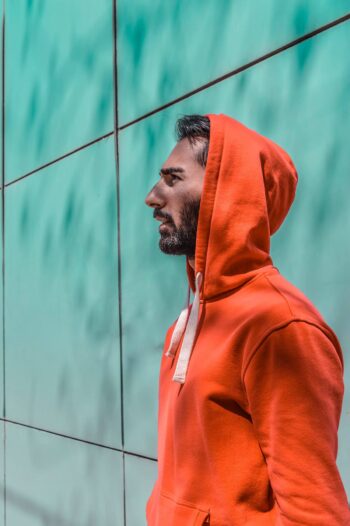 Sudadera roja con capucha - Imagen 2